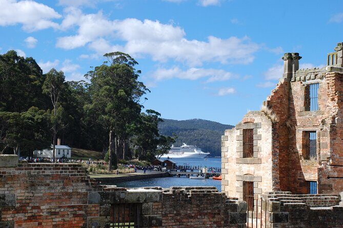 Tasmania 8 Day - Tour in Circle - Day 4: East Coast Natureworld, Bay of Fires, and oyster-meets-cheese
